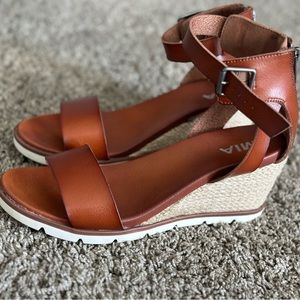 MIA BETSY - COGNAC
COLOR: COGNAC BONAN Size 8 like new